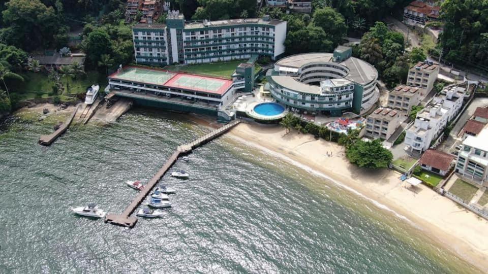 安格拉杜斯雷斯Angra Inn - Praia Grande 206的享有海滩的空中景色,在水中划船