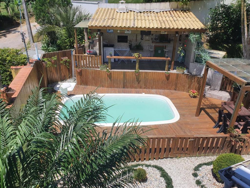 圣阿马鲁-达因佩拉特里斯Pousada Korb的房屋旁的木甲板上的游泳池