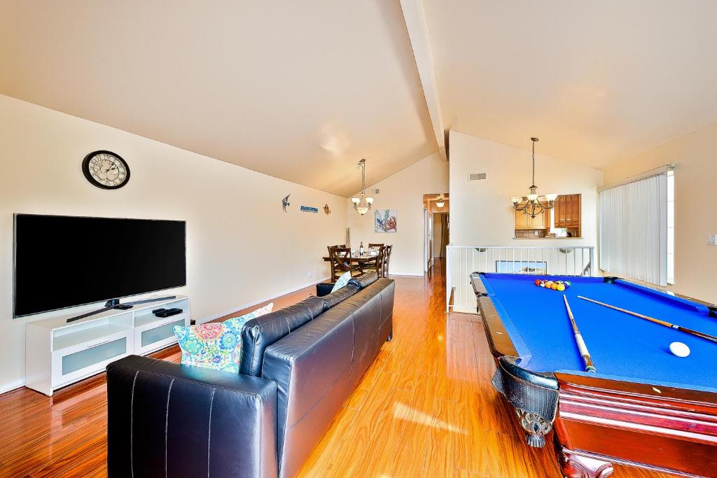 纽波特海滩Beach Living 1的客厅设有台球桌和电视。