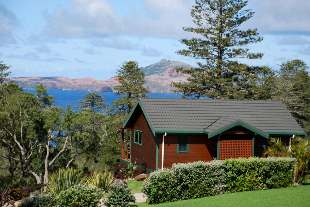 彭特派因Coast Norfolk Island的享有水景和山景的度假屋