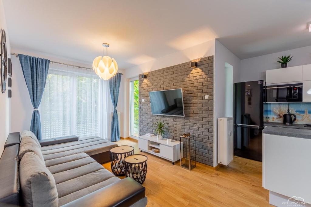 科沃布热格Apartament Solna 208 Kołobrzeg的带沙发和电视的客厅