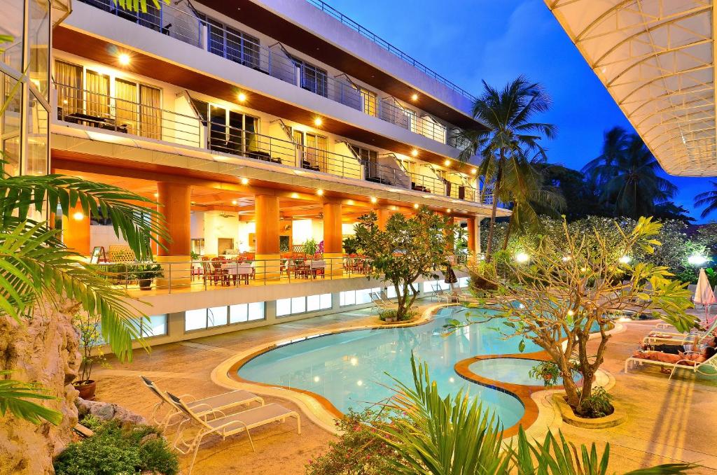 查汶苏梅岛第一酒店的大楼前设有游泳池的酒店