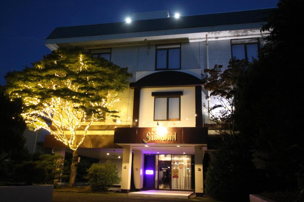 Barajimaホテル シンドバッド滝沢店 Adult Only的前面有圣诞灯的建筑