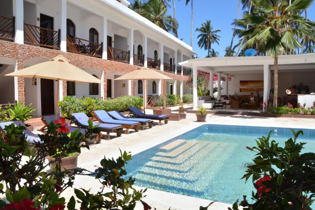 吉汶瓦布鲁马林度假酒店的大楼前设有游泳池的酒店