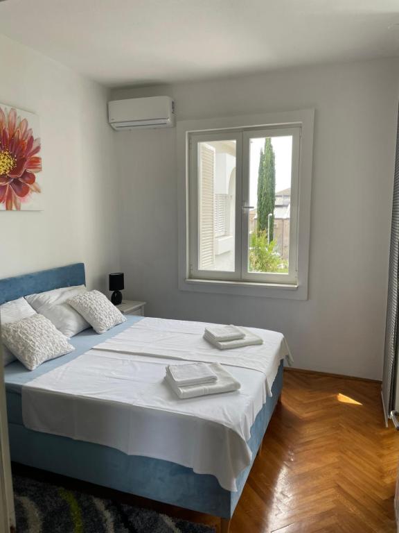 奈维斯Villa Monika的一间卧室设有一张大床和窗户