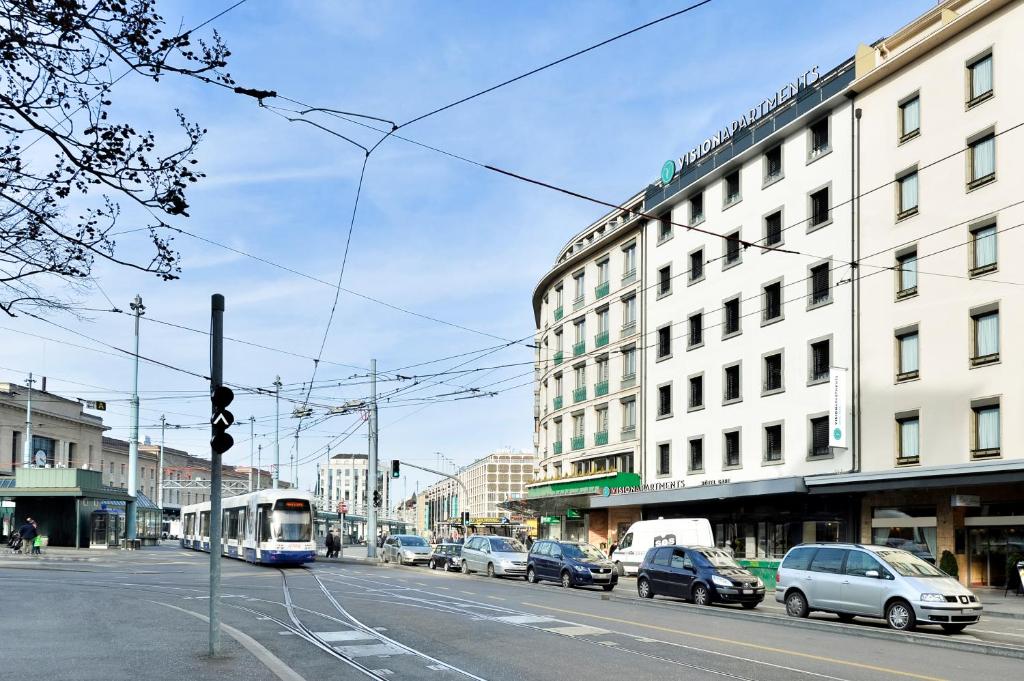 日内瓦VISIONAPARTMENTS Geneva Gare的城市街道上的电车,有汽车和建筑