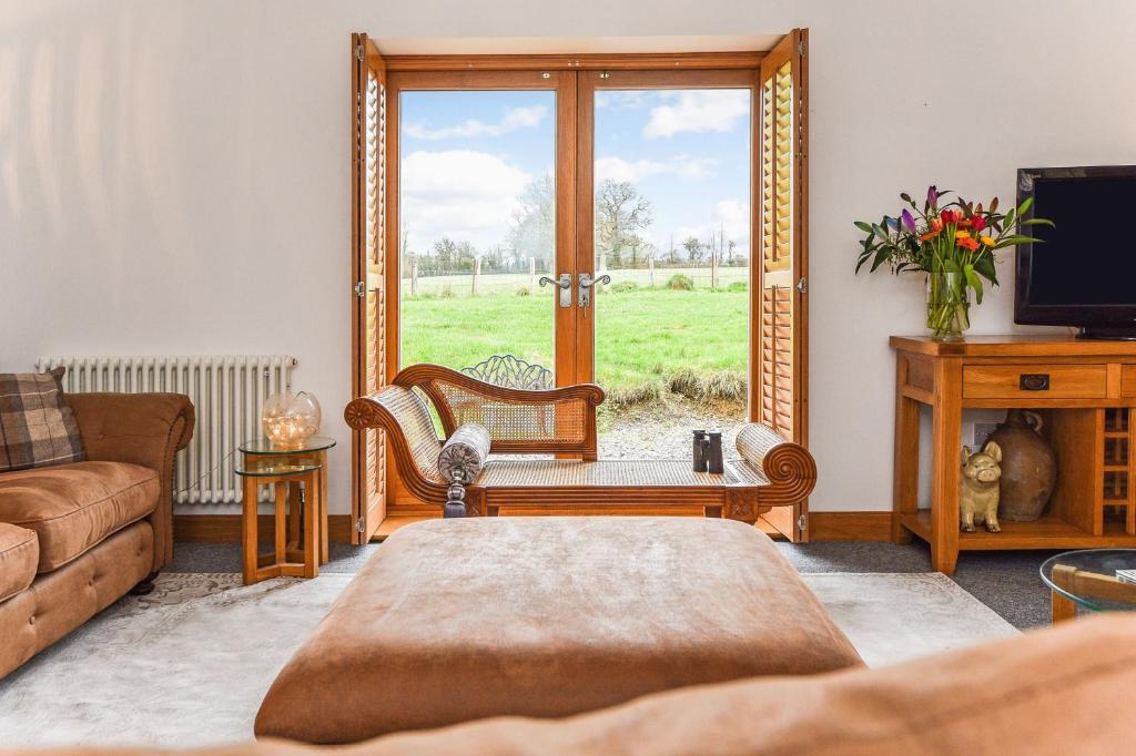 霍恩迪安Crabden Meadows, Blendworth的带沙发和窗户的客厅