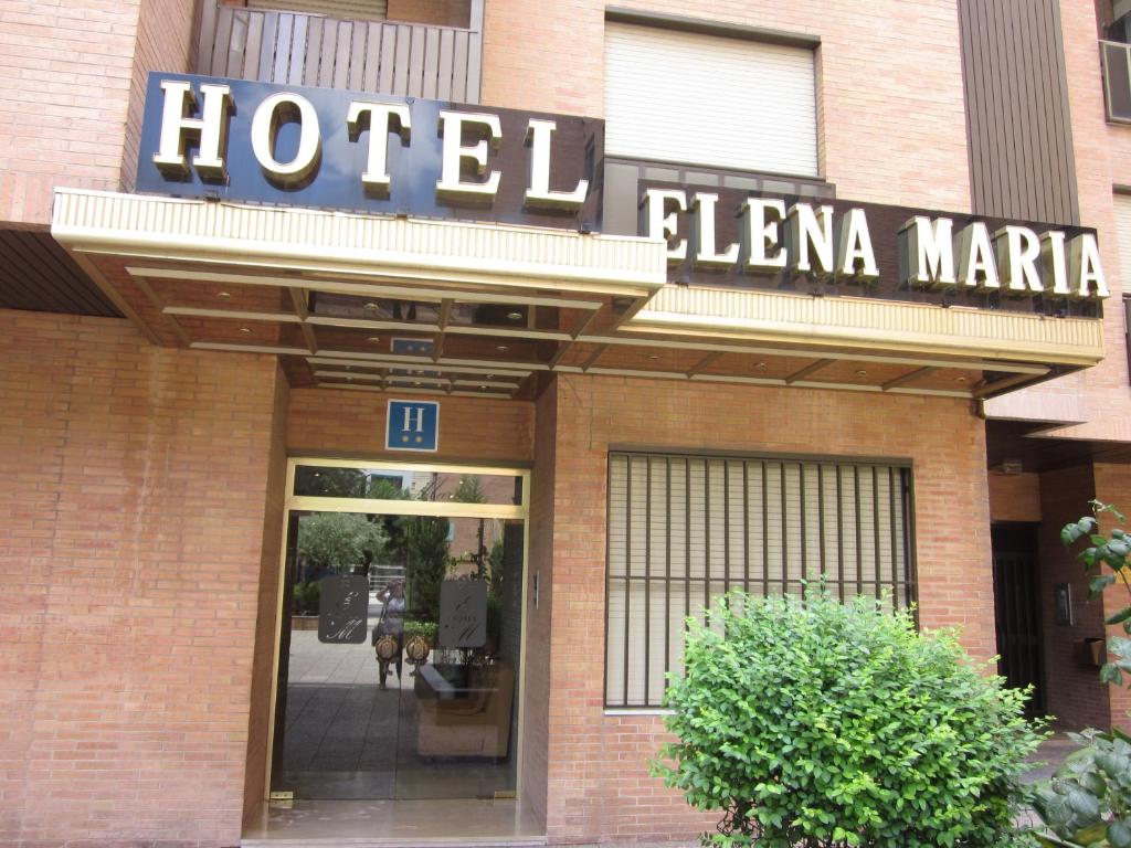 格拉纳达伊琳娜玛丽亚酒店的大楼前的酒店标志