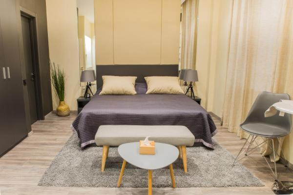 敖德萨Malon apartments的卧室配有一张床和一张桌子及椅子
