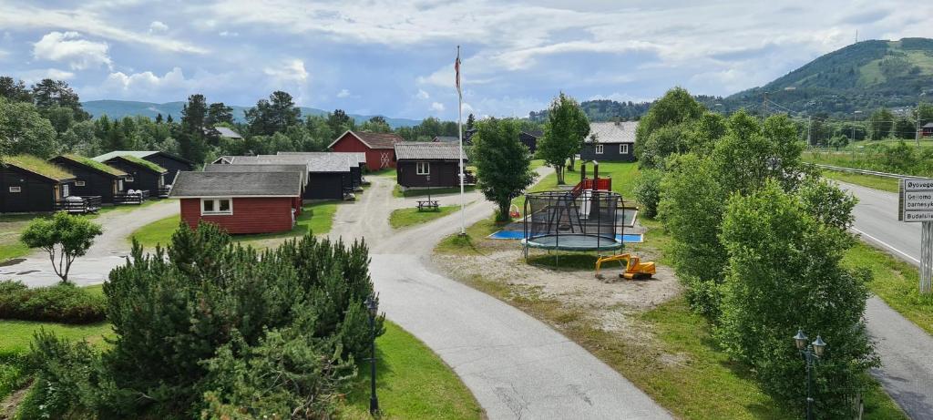 耶卢Øen Turistsenter Cottages的路边小村庄,有游乐场