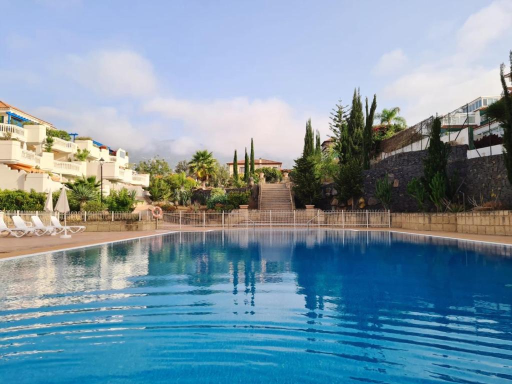 拉克鲁斯Luxury apartment, comfort and relax, views of the pool的一座位于酒店大楼内的游泳池