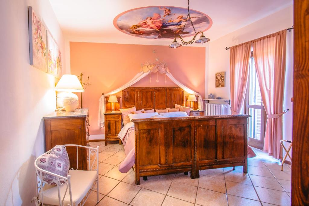 阿斯蒂拉珐布日卡德乐奥罗酒店的一间卧室配有一张带天蓬的床