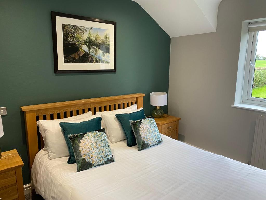Rufford拉福德阿姆斯酒店的卧室配有带枕头的白色床