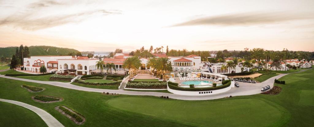 卡尔斯巴德Omni La Costa Resort & Spa Carlsbad的享有度假村高尔夫球场的空中景致