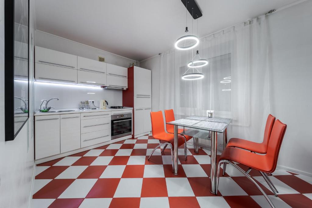 基辅Apartment Kiev House的厨房配有橙色椅子和桌子