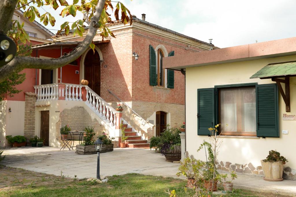 基耶蒂La Casa Di Andrea的砖房,前面有楼梯