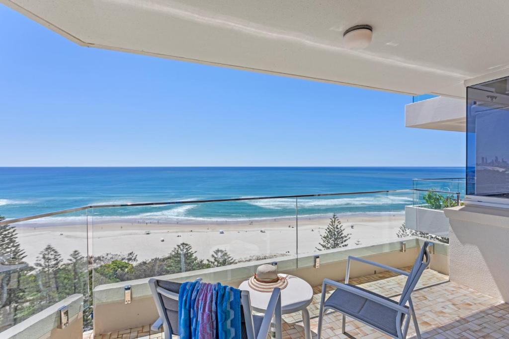 黄金海岸南十字海滨度假公寓 的享有海滩美景的阳台