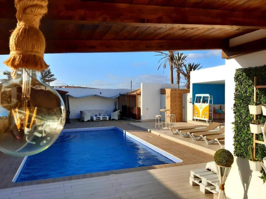 普雷塔斯Habitación en Casa Denube的一座带游泳池和房子的别墅
