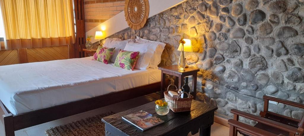 IsnosEcohotel Bordones的一间卧室设有一张床和石墙