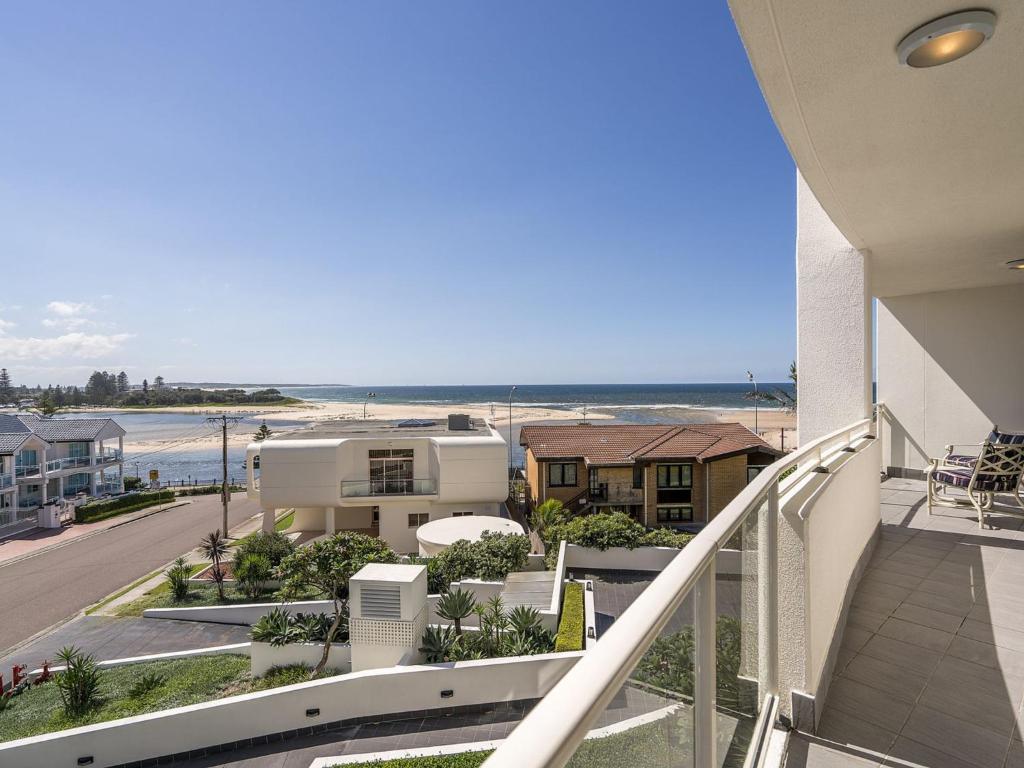 安特兰斯Ocean Views Unit 15的阳台享有海滩美景。