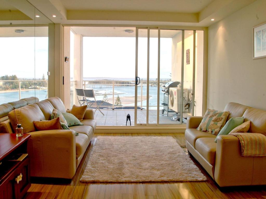安特兰斯Ocean Views Sundrift Unit 26的客厅设有两张沙发和一个大窗户