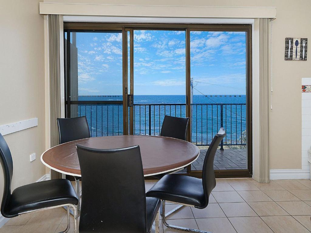 安特兰斯Waterfront Unit 3的一张桌子和椅子,享有海景