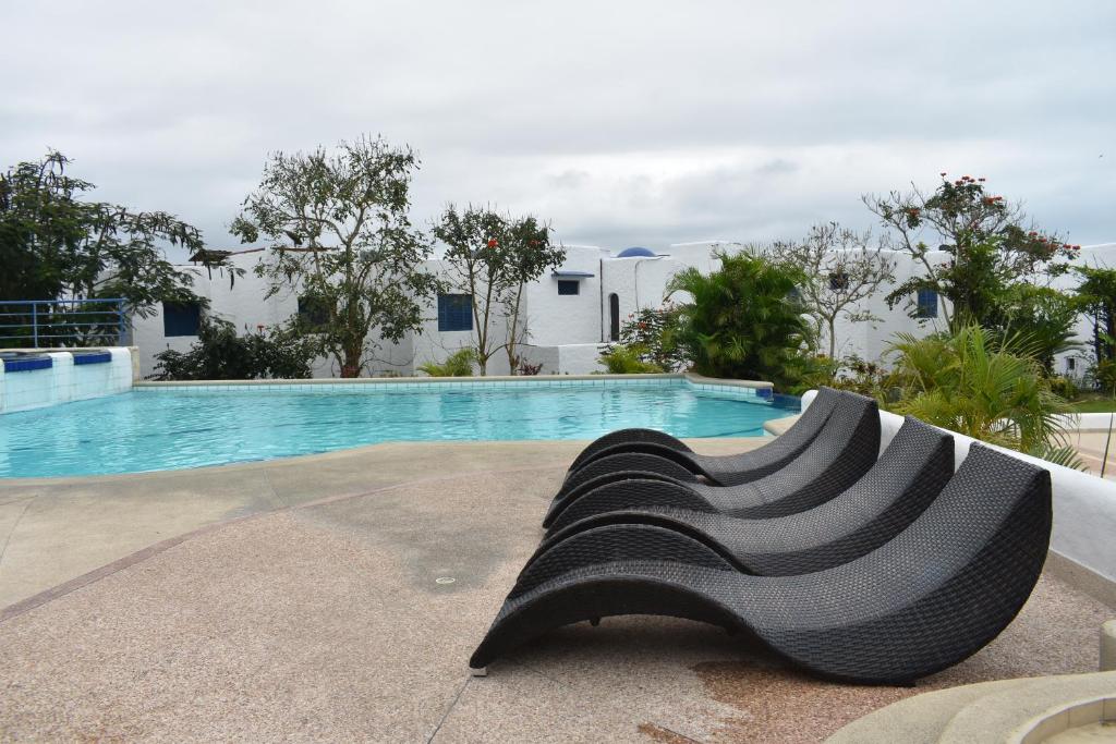 赛姆Exclusivo departamento frente al mar en Same, Casa Blanca的游泳池旁的雕塑