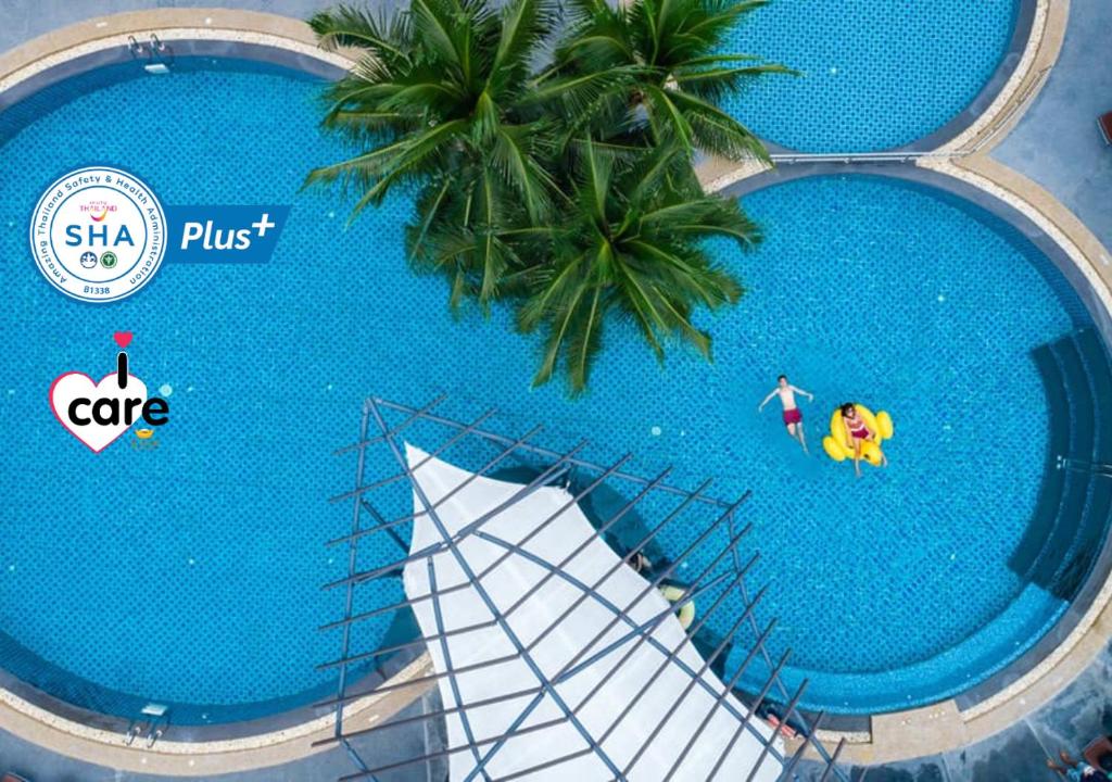 芭东海滩R-Mar Resort and Spa - SHA Plus的享有游泳池的顶部景色,游泳池拥有棕榈树
