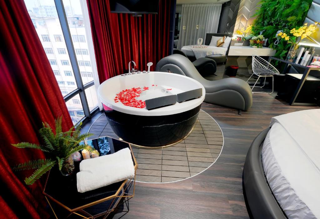 胡志明市博尼塔招牌酒店的带浴缸和床的酒店客房