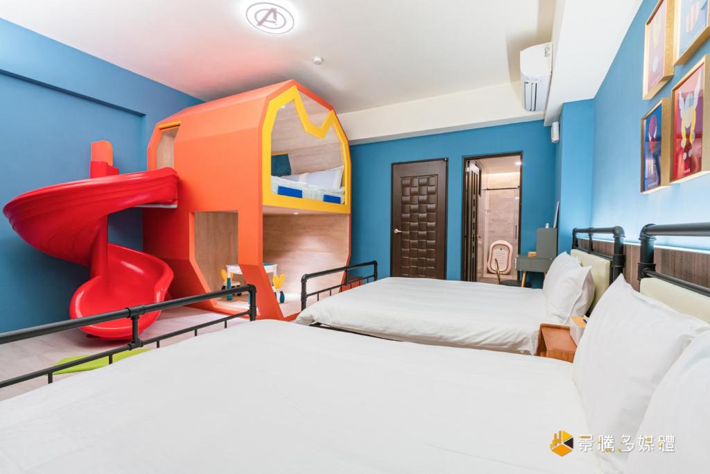吉安狮子王的家民宿的儿童间 - 带两张床和滑梯