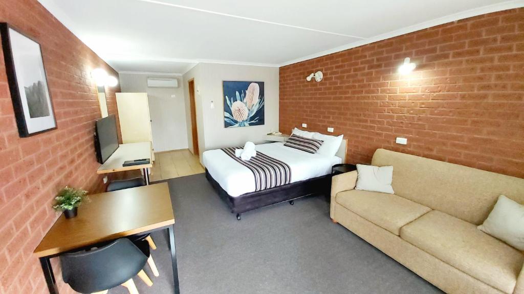 福布斯米勒乡村汽车旅馆的酒店客房,配有床和沙发
