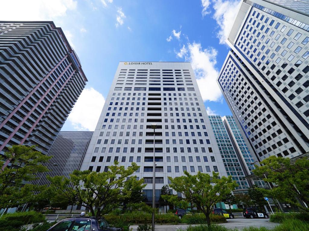 东京LOISIR HOTEL SHINAGAWA SEASIDE的两座高大的白楼