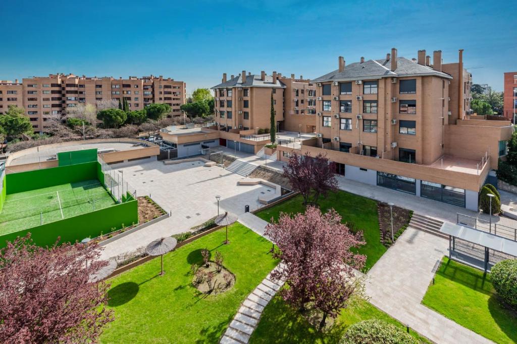 马德里Premium Accomodation in La Rosaleda - Madrid的享有建筑庭院的空中景致