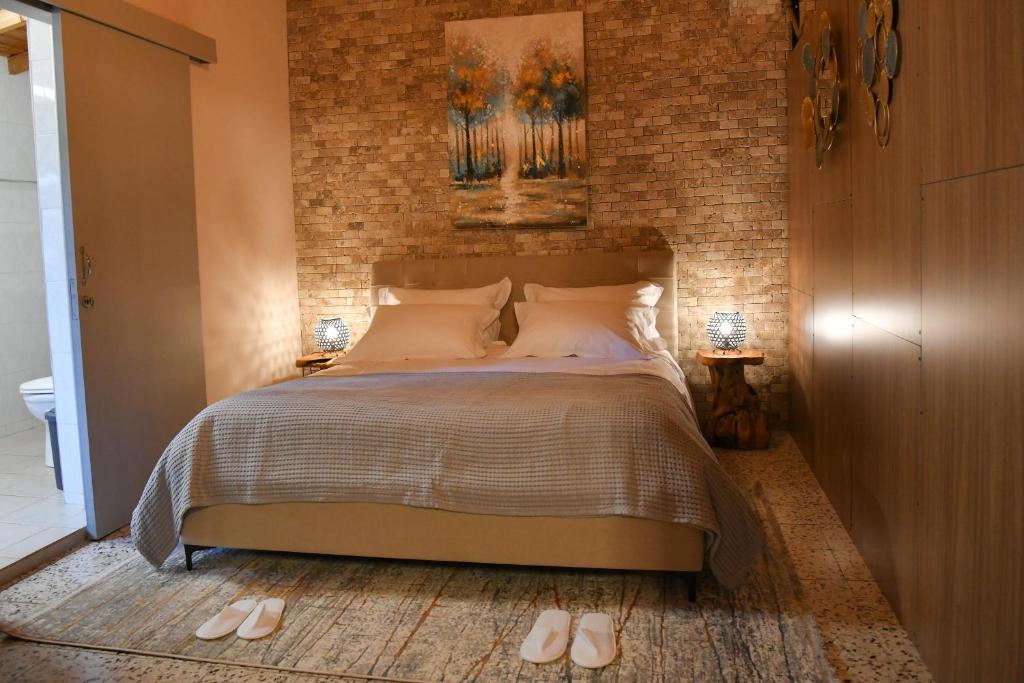 阿斯卡斯Sophias Cottage的一间卧室设有一张床和砖墙
