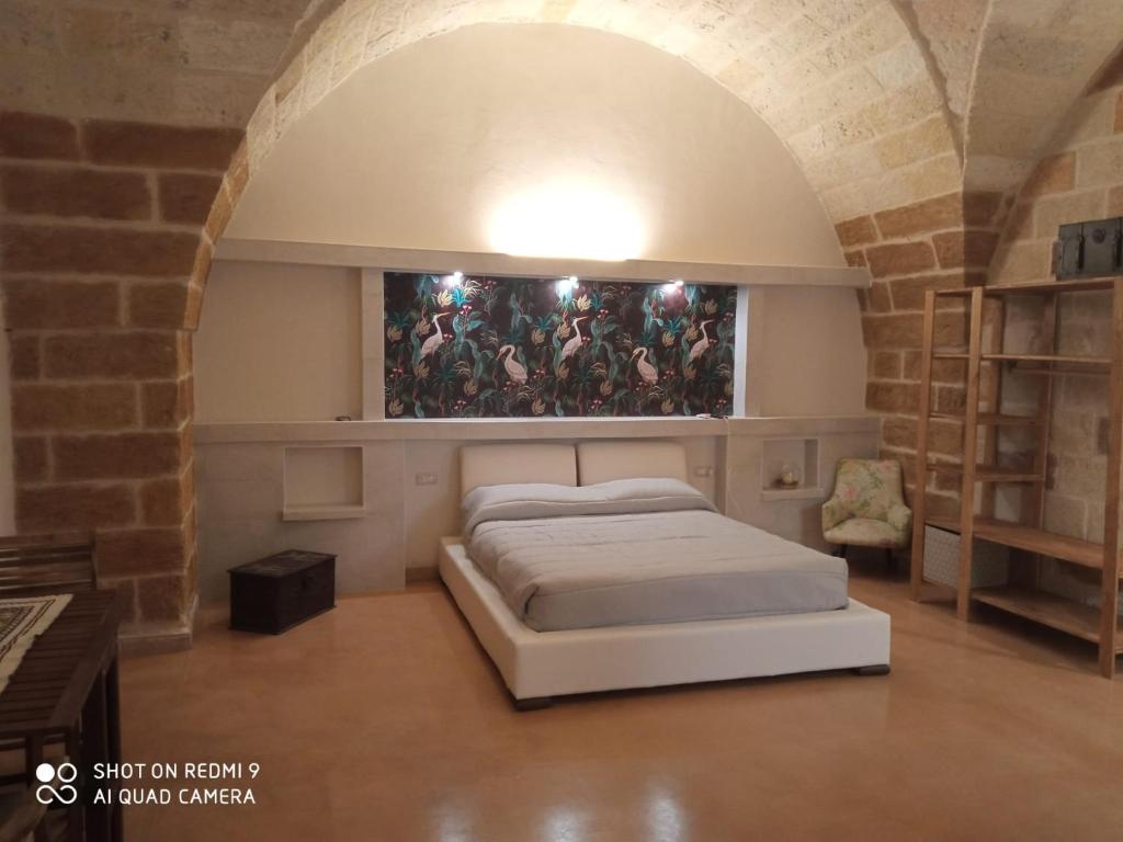 布林迪西La conigliera的墙上画的一张床上