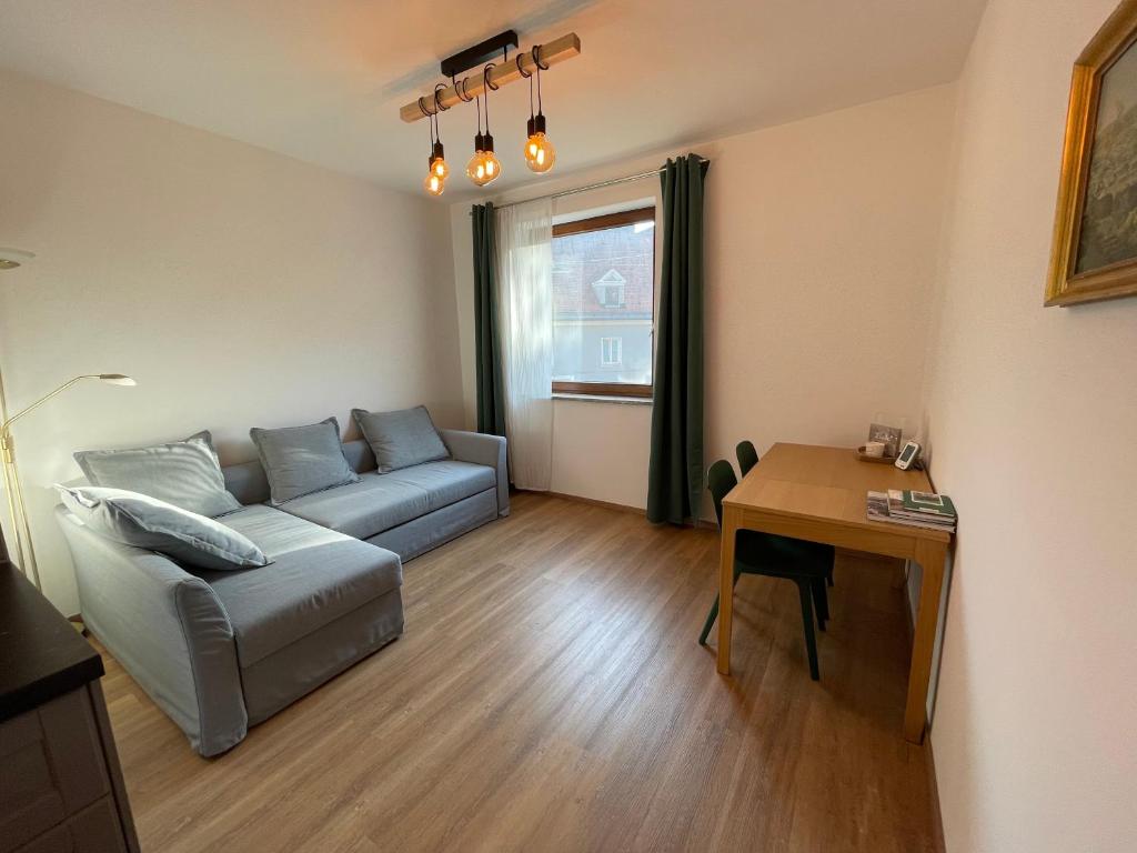 格拉茨Zentrum & Parkmöglichkeit Apartment的客厅配有沙发和桌子