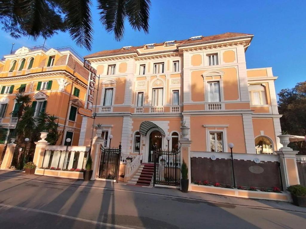 阿伦扎诺埃纳酒店的前面有门的大建筑