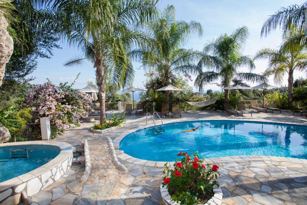 帕尔加费罗克桑尼亚海景酒店的棕榈树游泳池及度假村