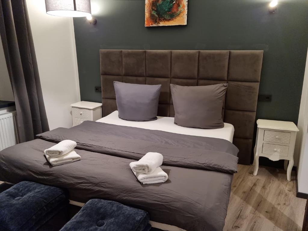 NordwaldeHotel Zur Krone的一间卧室配有一张大床和两条毛巾