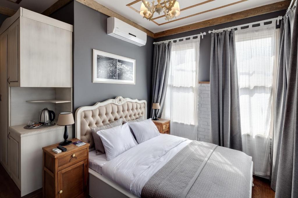 伊斯坦布尔洛卡套房酒店的卧室配有白色的床和窗户。