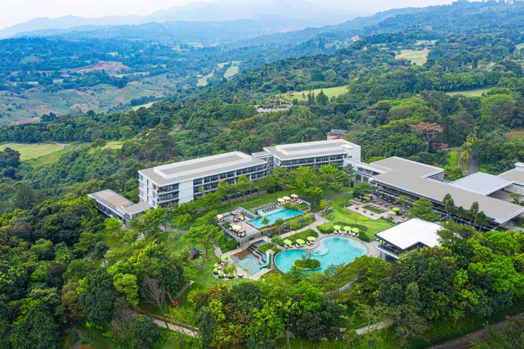 茂物皇家郁金香古南格丽斯高尔夫酒店的享有带游泳池的度假村的空中景致