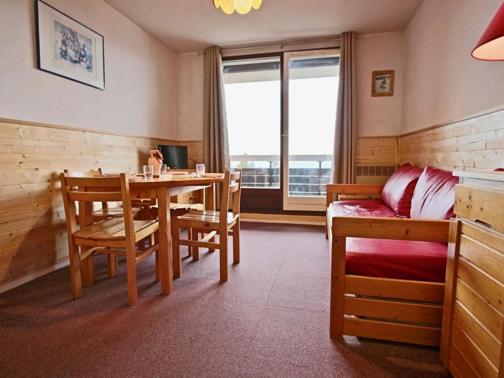 尚鲁斯Appartement Chamrousse, 2 pièces, 6 personnes - FR-1-549-53的客房设有桌子、床和书桌。