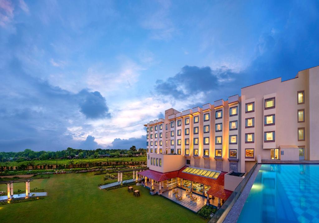 布巴内什瓦尔Welcomhotel by ITC Hotels, Bhubaneswar的 ⁇ 染酒店,带游泳池