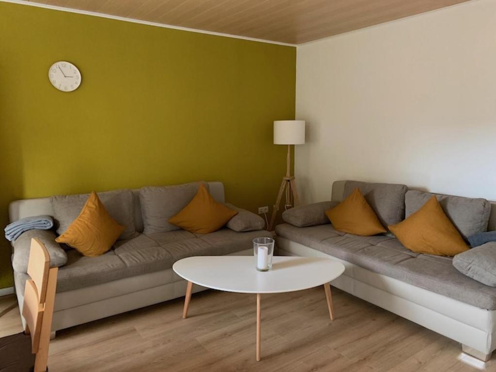 施派尔Ferienwohnung Birka的客厅配有沙发和桌子