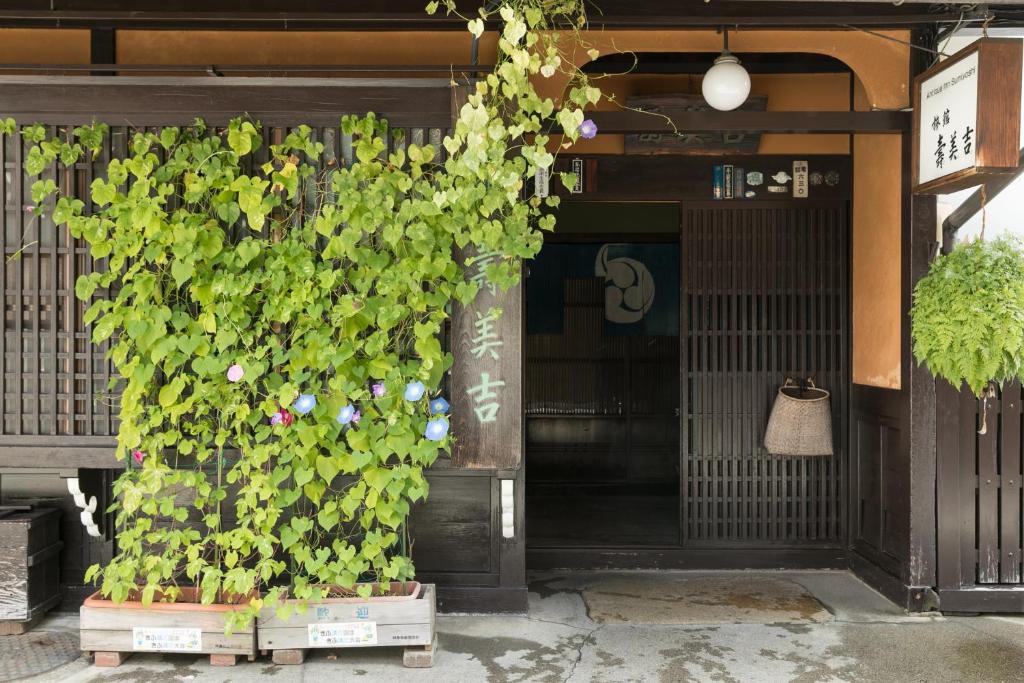 高山寿美吉旅馆的建筑物前的植物墙