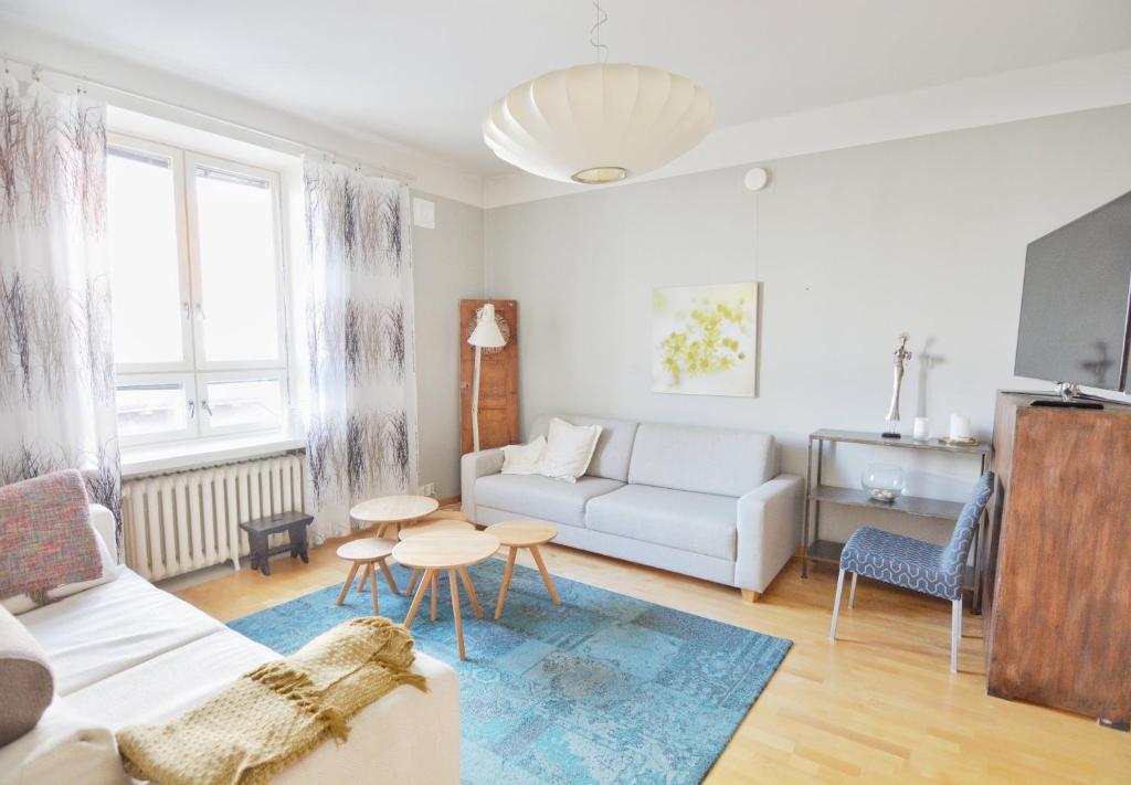 赫尔辛基HOMELY - City Apartment 50m2的客厅配有沙发和桌子