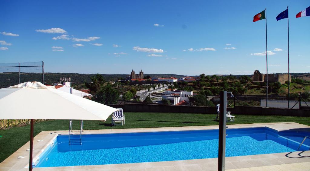 米兰达·杜·杜罗福尔特卡贝克酒店的一个带遮阳伞的游泳池,享有城市美景
