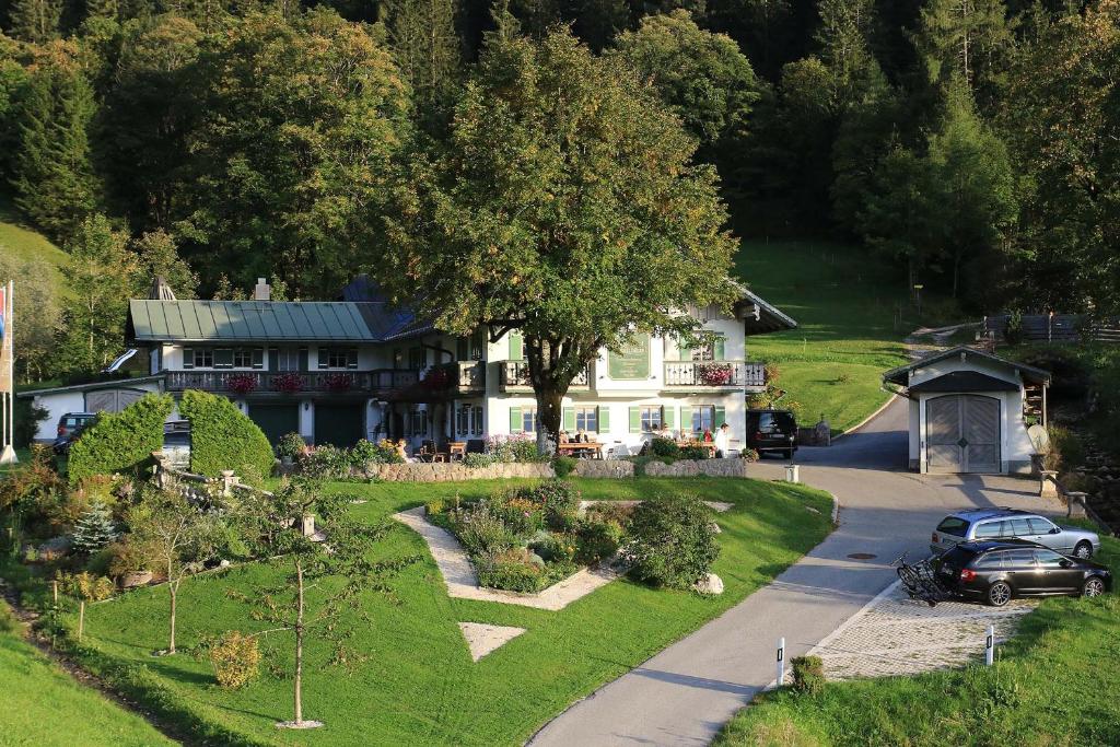 贝希特斯加登佩琪豪斯尔乡村旅馆的享有花园房屋的空中景致