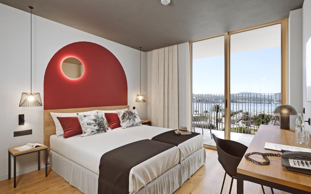 圣安东尼奥Hotel Vibra District - Adults Only的酒店客房设有一张床、一张书桌和窗户。