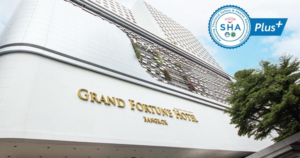 曼谷Grand Fortune Hotel Bangkok的宏伟的龙托中心前方的标志